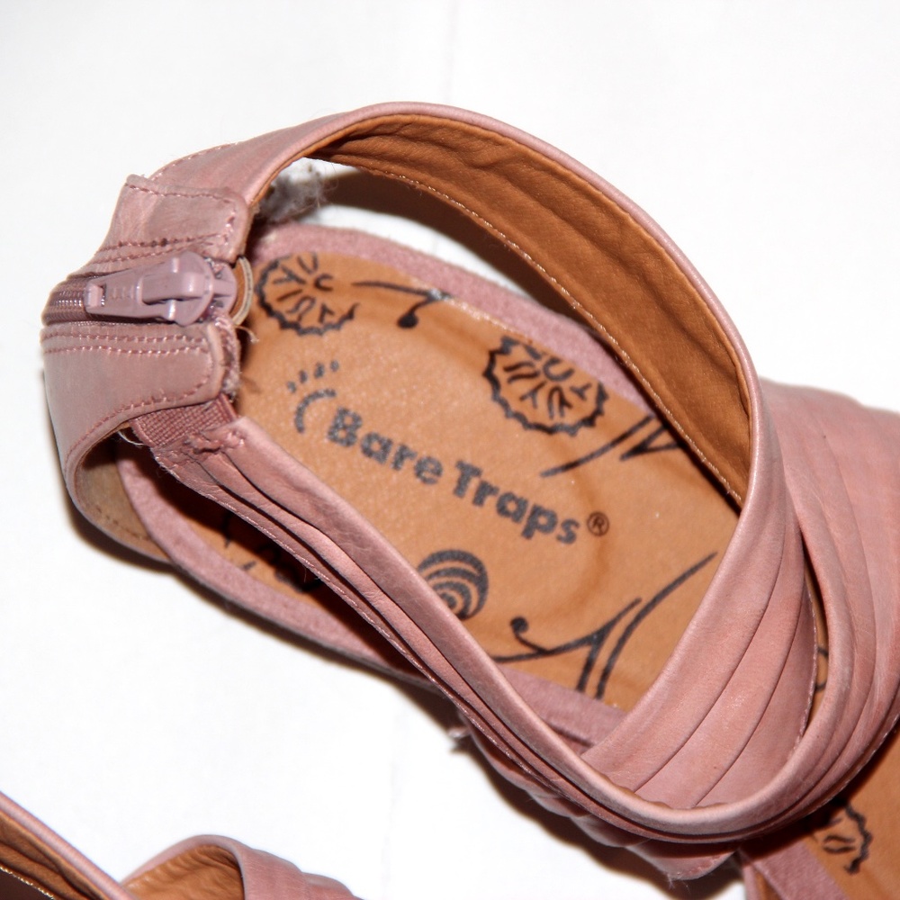 NEVER WORN BARE TRAPS SANDAL